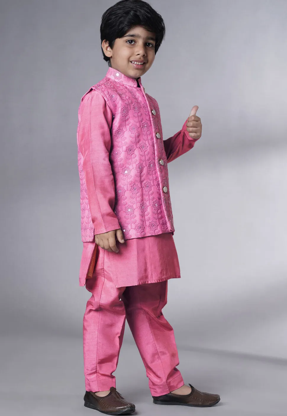 Embroidered Muslin Silk Kurta Set in Pink
