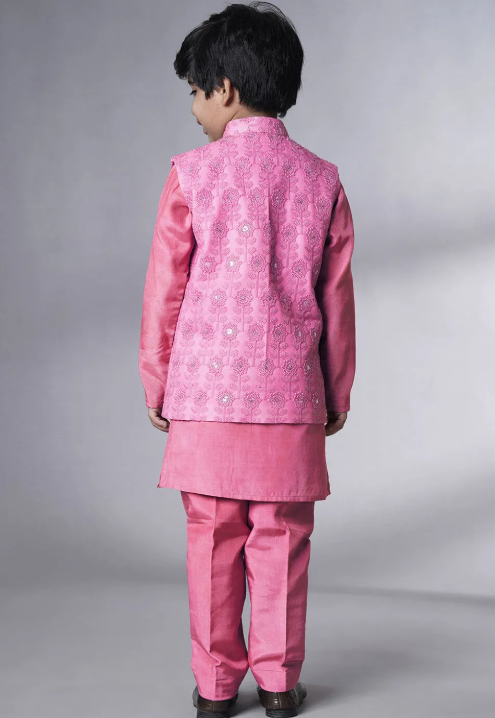 Embroidered Muslin Silk Kurta Set in Pink