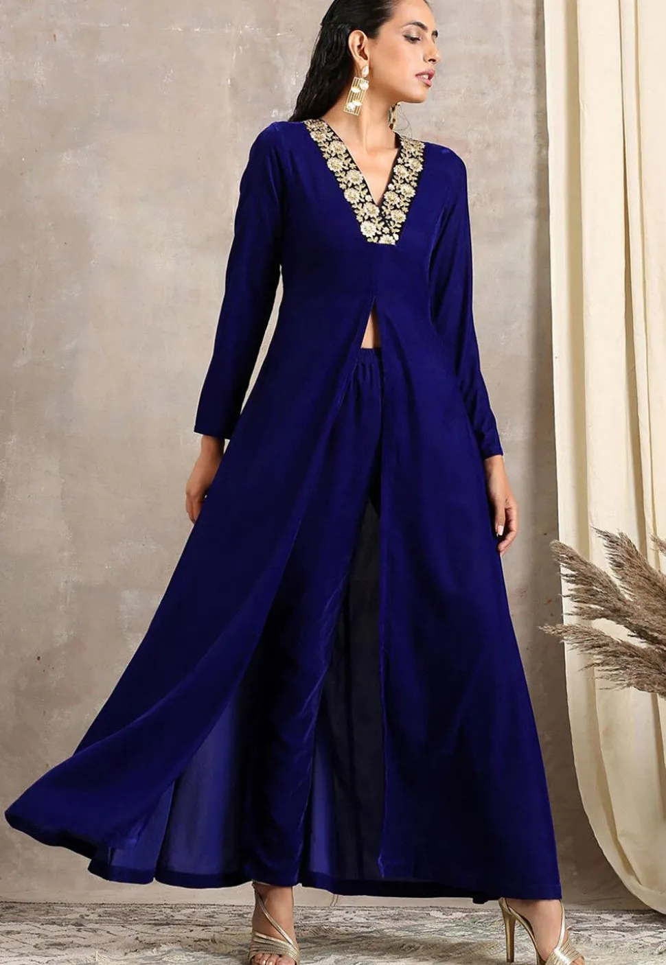Embroidered Velvet Front Slit Kurta Set in Royal Blue
