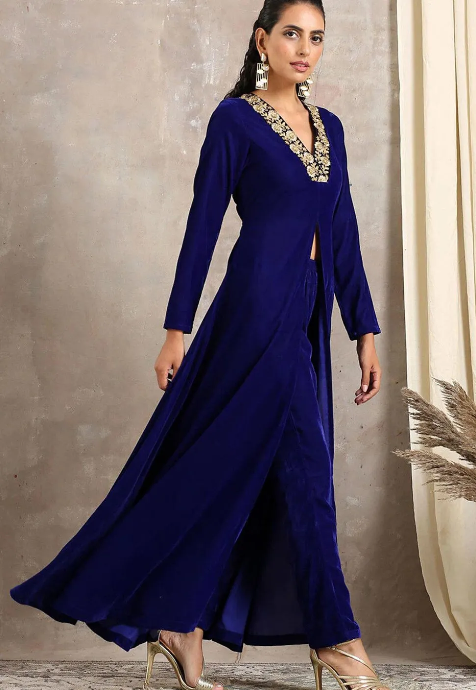 Embroidered Velvet Front Slit Kurta Set in Royal Blue