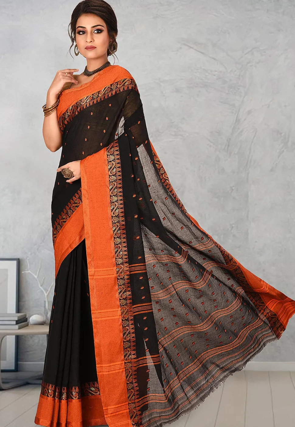 Handloom Cotton Tant Saree in Black