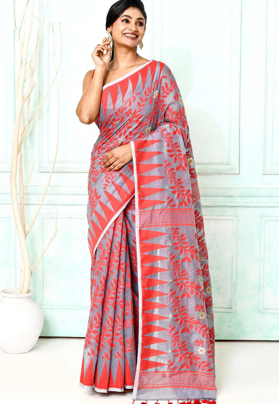 Handloom Jamdani Cotton Silk Saree in Grey