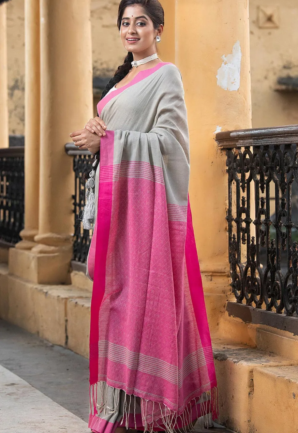 Handloom Jamdani Pure Cotton Saree in Light Grey
