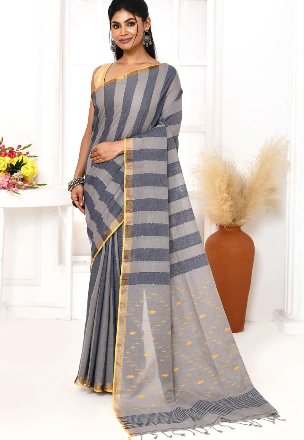 Handloom Jamdani Pure Cotton Saree in Dark Grey and Light Grey