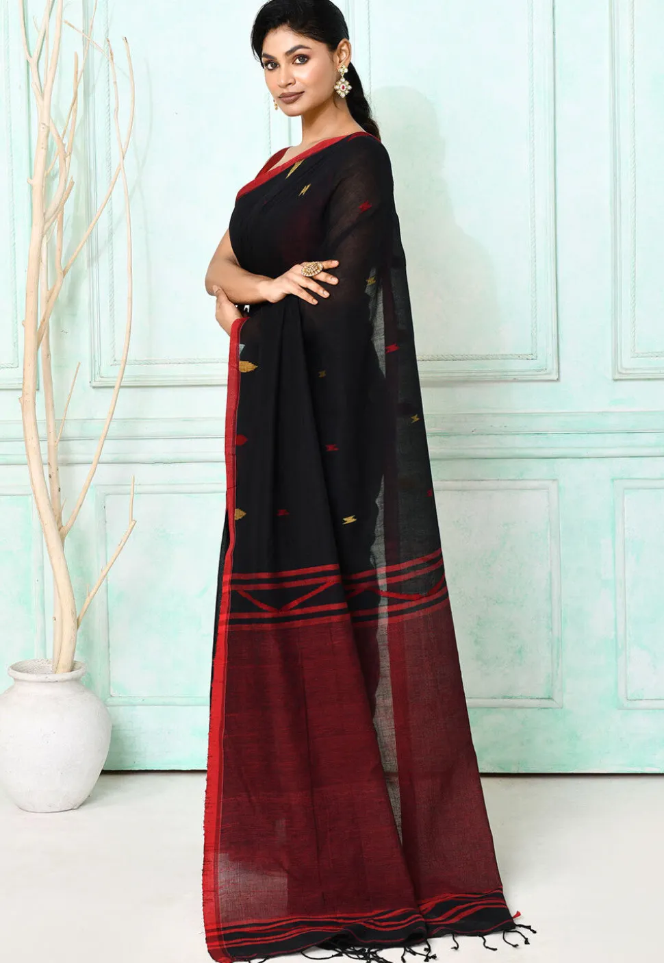 Handloom Jamdani Pure Cotton Saree in Black