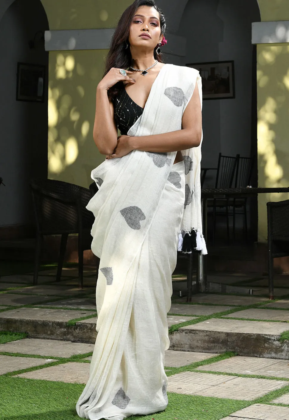 Handloom Jamdani Pure Linen Saree in Off White