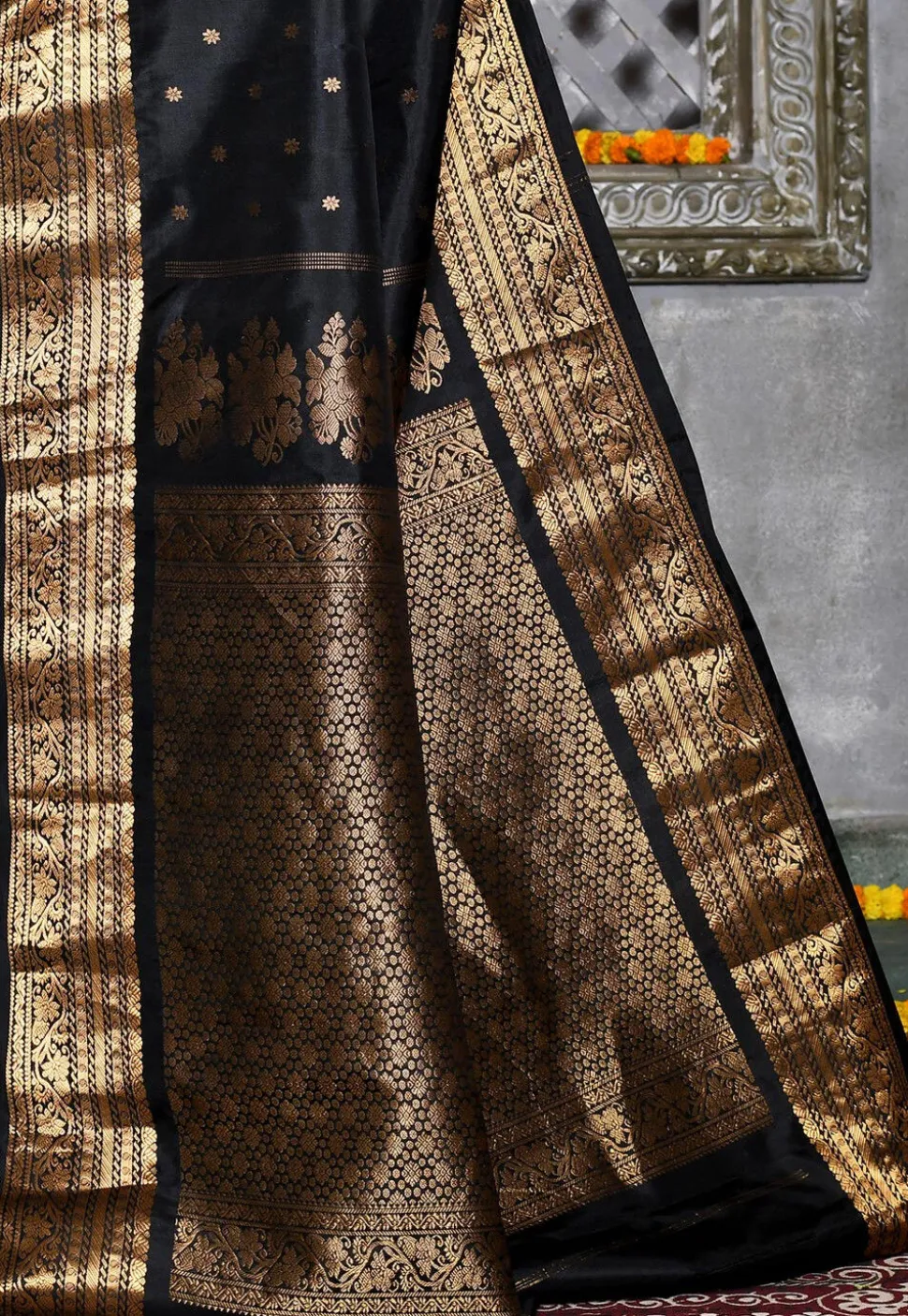 Handloom Pure Silk Gadwal Saree in Black