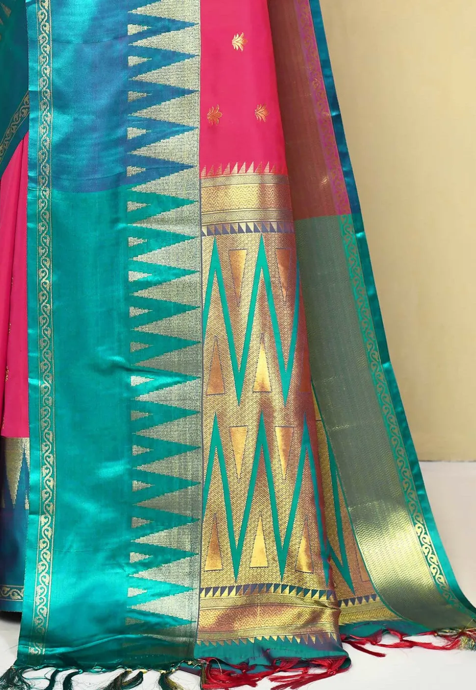 Kanchipuram Saree in Fuchsia