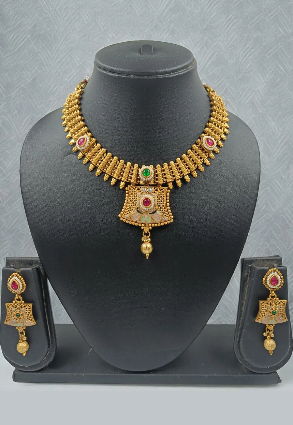 Kemp Stone Studded Choker Necklace Set