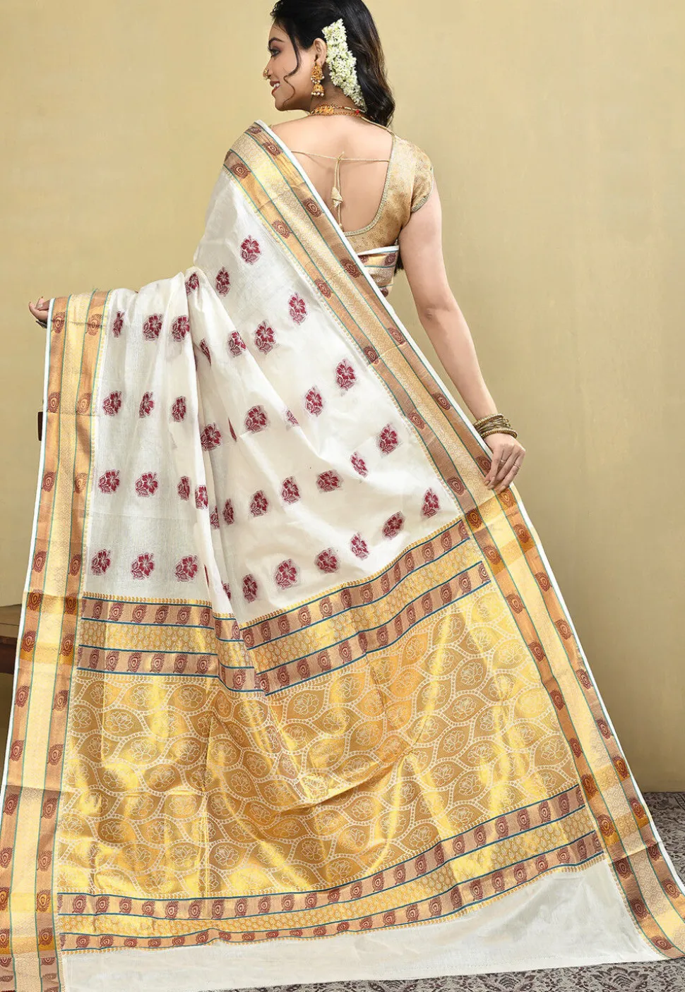 Kerela Kasavu Pure Cotton Saree in Off White