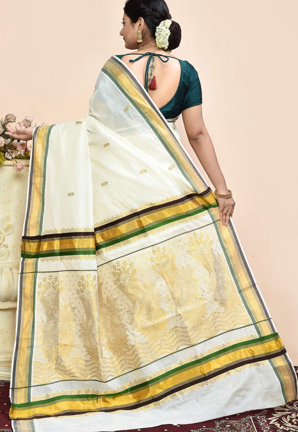 Kerela Kasavu Pure Cotton Saree in Off White