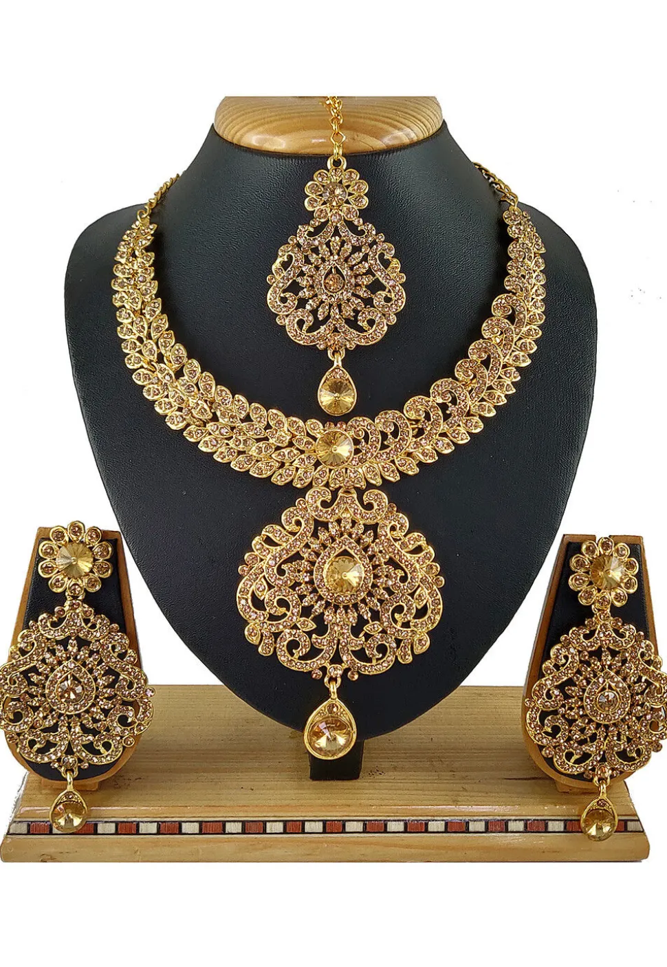 Stone Studded Necklace Set