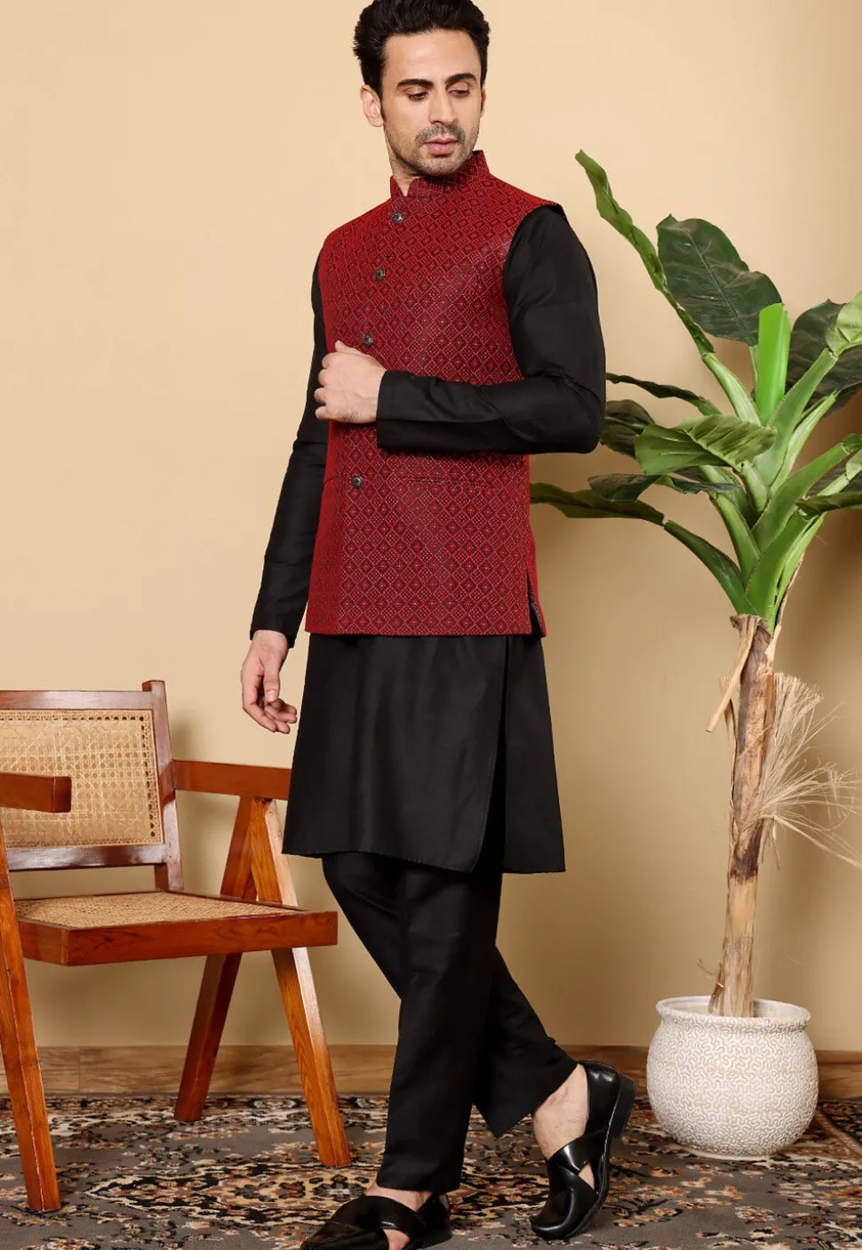 Woven Viscose Rayon Kurta Set in Black and Red